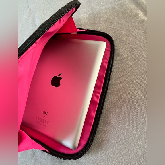 Steve Madden Tablet / iPad Case / Mini Laptop Case - Picture 11 of 12